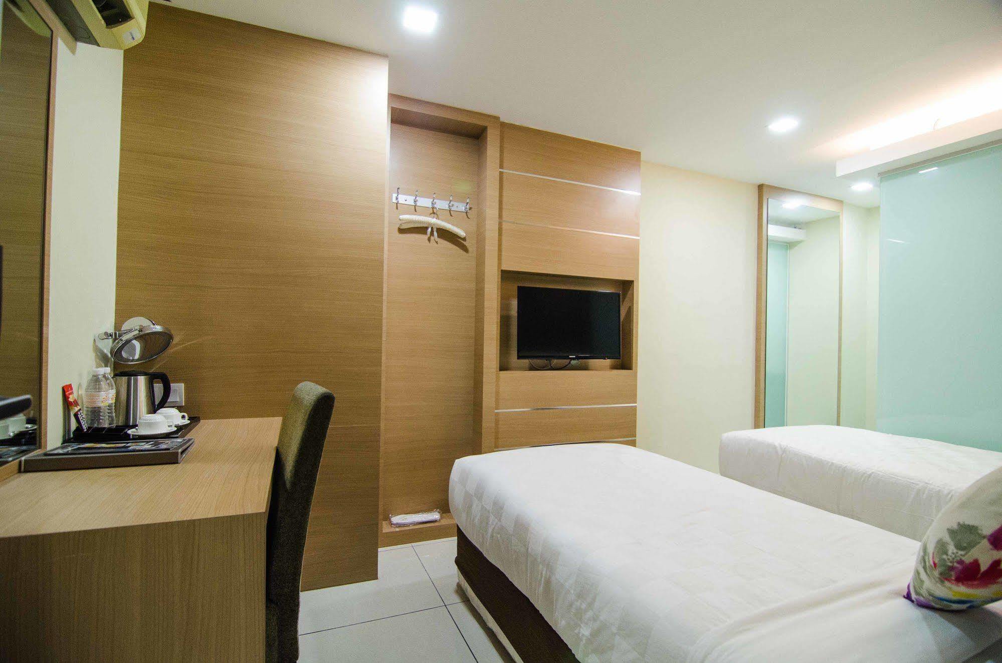 Hotel Mornington Bukit Permata Лумут Экстерьер фото